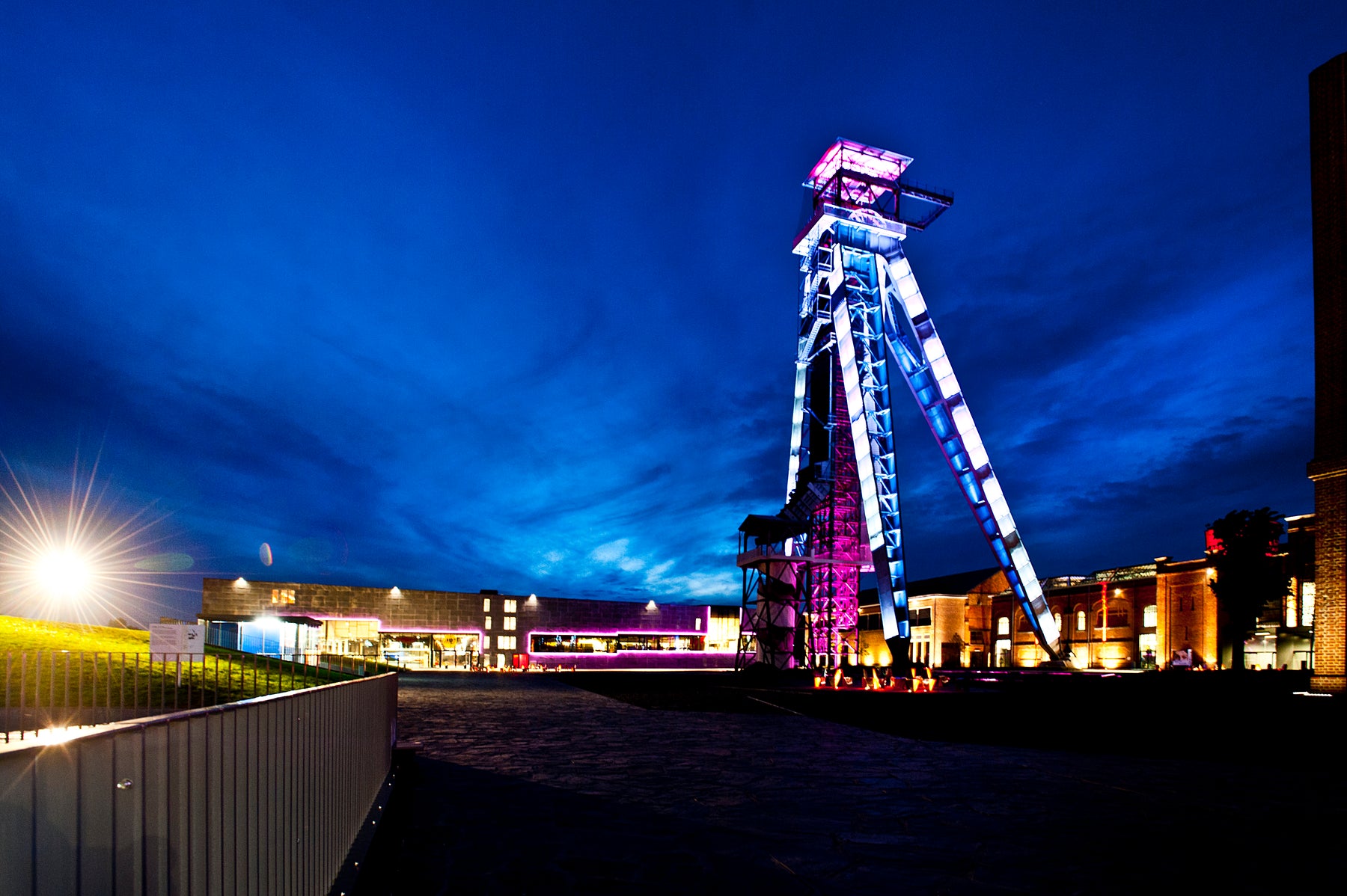 Magneet C-mine Genk by night